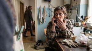 „Judit, mi lesz veled, jössz vagy sem?” telefonon sürgette Katalin, aki órák óta serénykedett a kertben