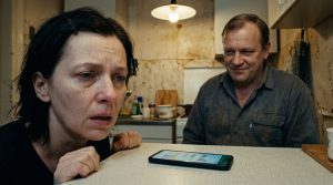 „Anyád ellátására én nem vállalkoztam” — Gábor kimérten közölte, majd kijelzővel felfelé letette a telefonját a konyhaasztalra